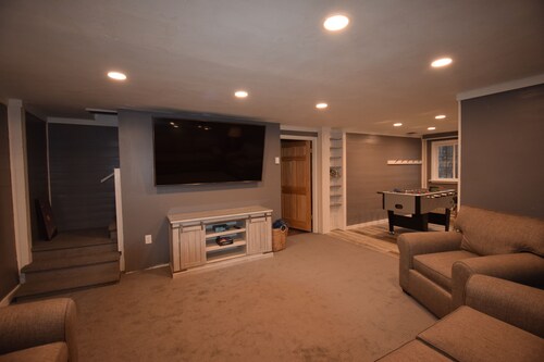  Main Street Village&Mirror Lake see Olympic Ski Jumps w Firepit Hottub Foosball