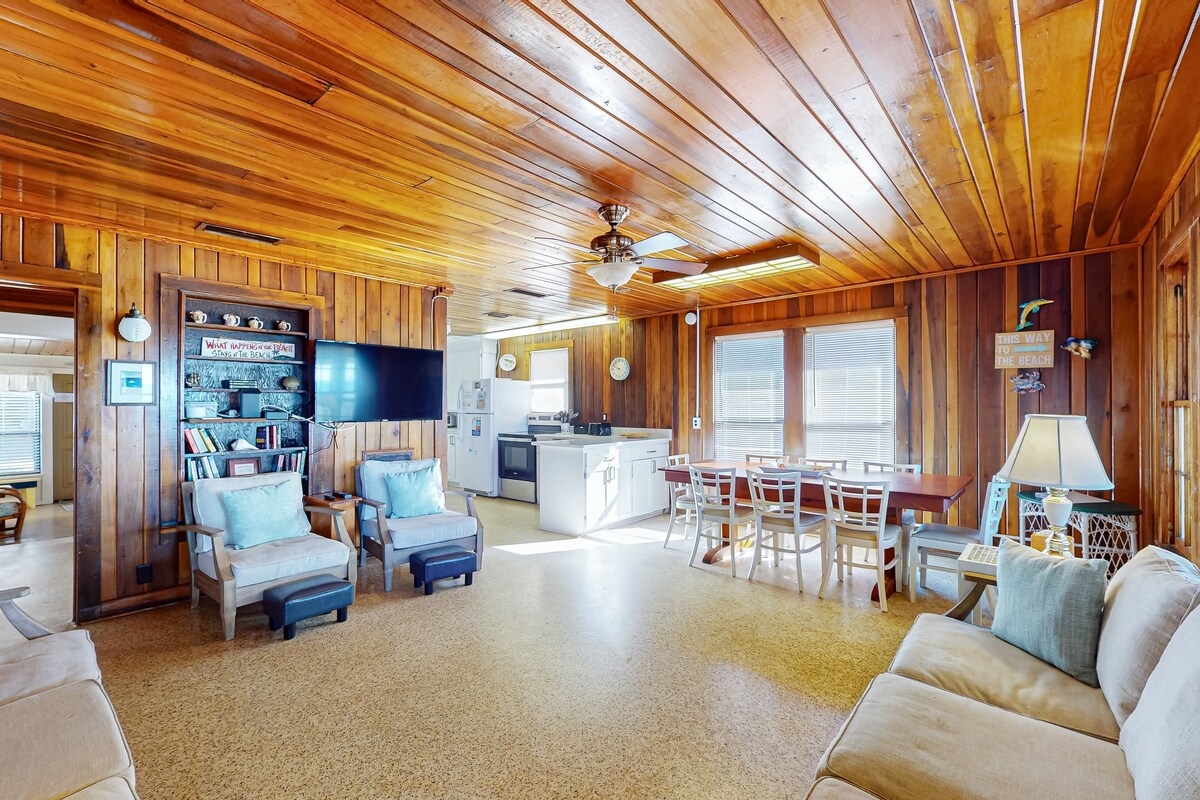 Large, snowbird friendly beachfront home with fast WiFi - steps to sand