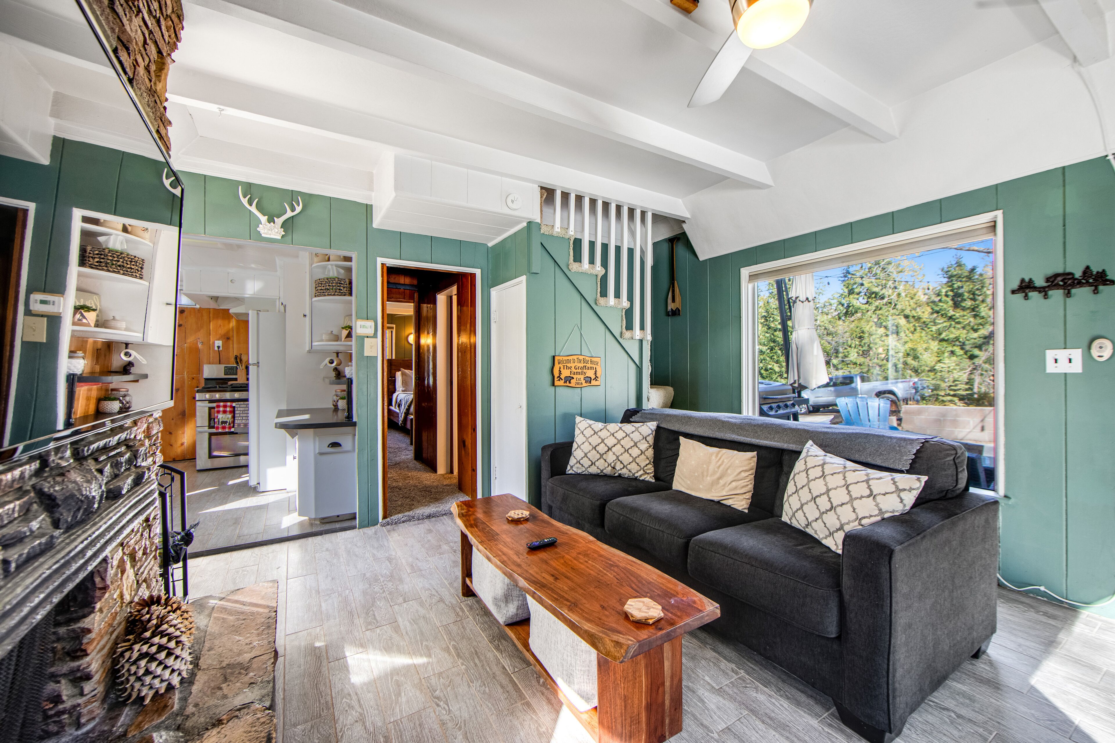 Charming mountain cabin with wood-burning fireplace, partial AC, furnished patio