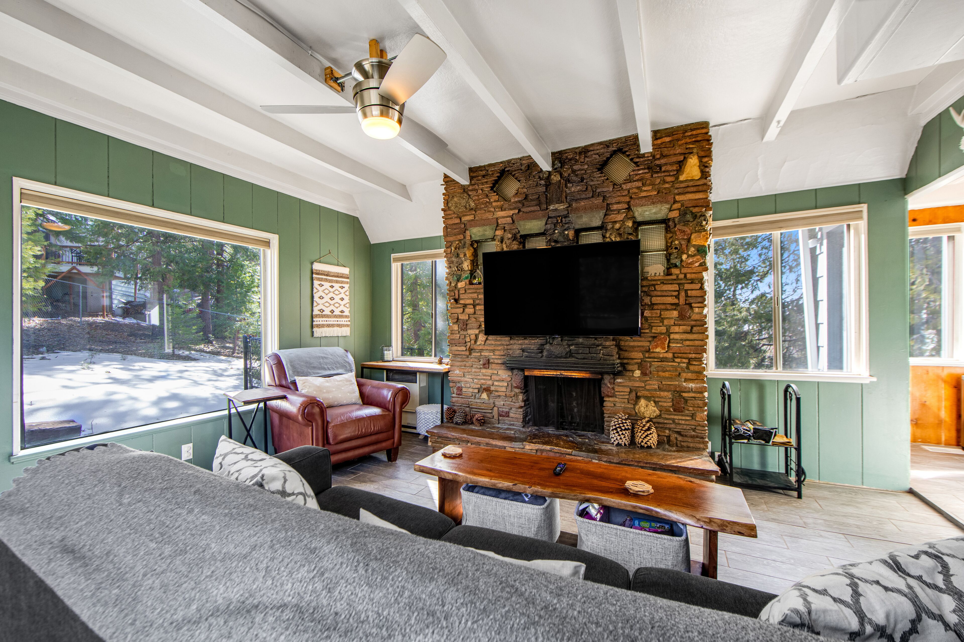 Charming mountain cabin with wood-burning fireplace, partial AC, furnished patio