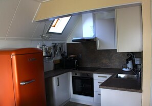 Een koelkast, een magnetron, een oven, een kookplaat