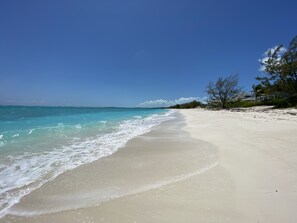 Ubicación cercana a la playa y toallas de playa