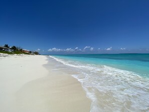 Ubicación cercana a la playa y toallas de playa