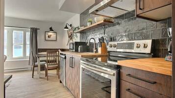 Coffee/tea maker, fridge, microwave, oven