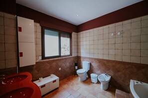 Dusche, Whirlpool, Haartrockner, Bidet