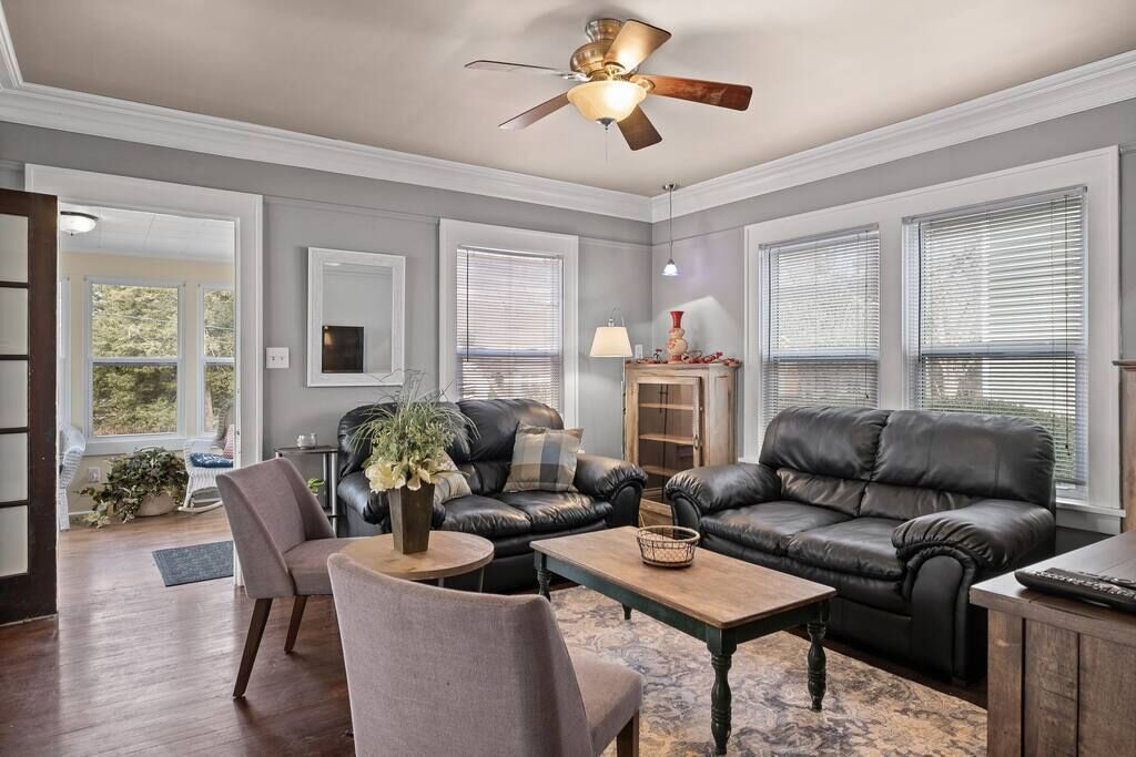 Cherry Street Retreat - 4 Bedroom, Close to Beach