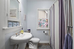 浴槽、ヘアドライヤー、タオル