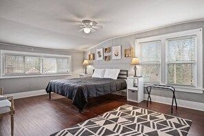 4 bedrooms, desk, iron/ironing board, WiFi - Cherry Street Retreat - 4 Bedroom, Close to Beach (South Haven)