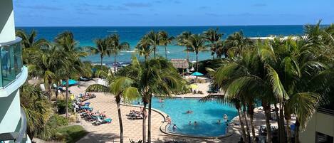 Alberca al aire libre y alberca climatizada