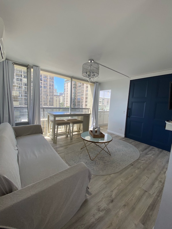 Smart TV - Remodeled oasis in the heart of Waikiki! Min. from beach, shops, & restaurants! (Honolulu)