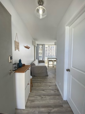 Smart TV - Remodeled oasis in the heart of Waikiki! Min. from beach, shops, & restaurants! (Honolulu)