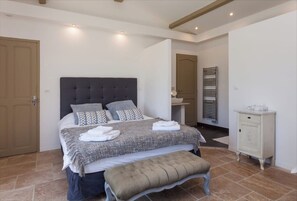 3 camere, una scrivania, ferro/asse da stiro, Wi-Fi gratuito