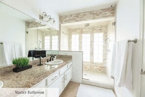 Bañera con ducha, secador de pelo, toallas, jabón