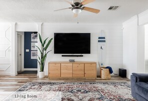 Smart-TV, Kamin, Stereoanlage, Drucker