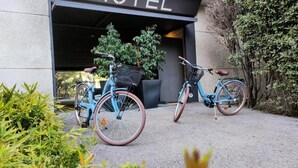 Dos bicicletas estacionadas frente a un edificio con un letrero que dice "HOTEL".