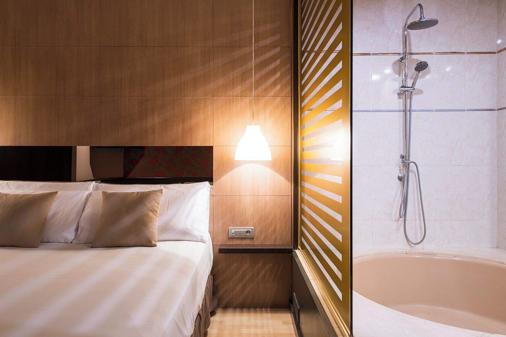 superior double room | bathroom | deep-soaking bathtub, free toiletries, hair dryer, slippers
