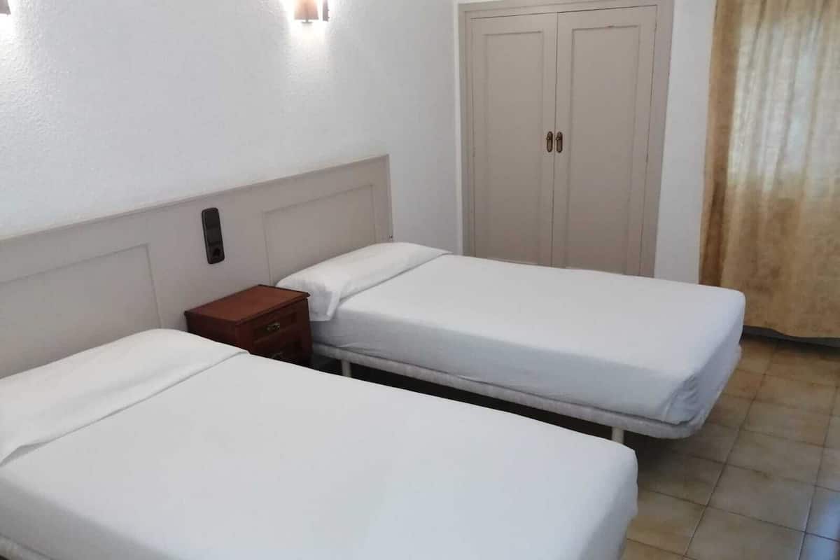 Basic Twin Room | Desk, free cribs/infant beds, free WiFi, bed sheets