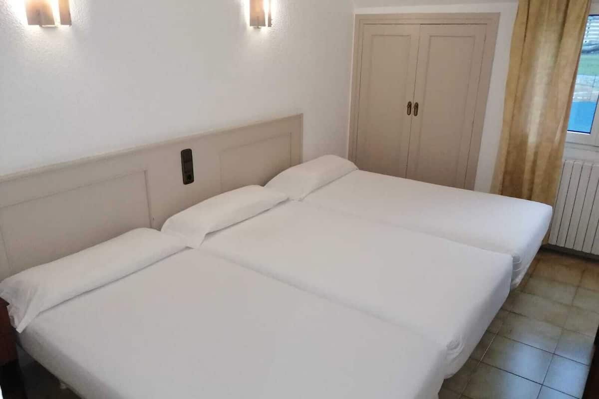 Basic Triple Room | Desk, free cribs/infant beds, free WiFi, bed sheets