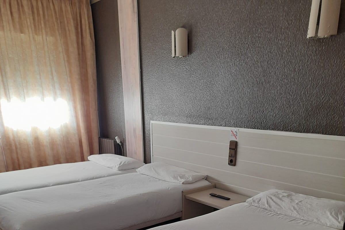 Superior Triple Room | Desk, free cribs/infant beds, free WiFi, bed sheets