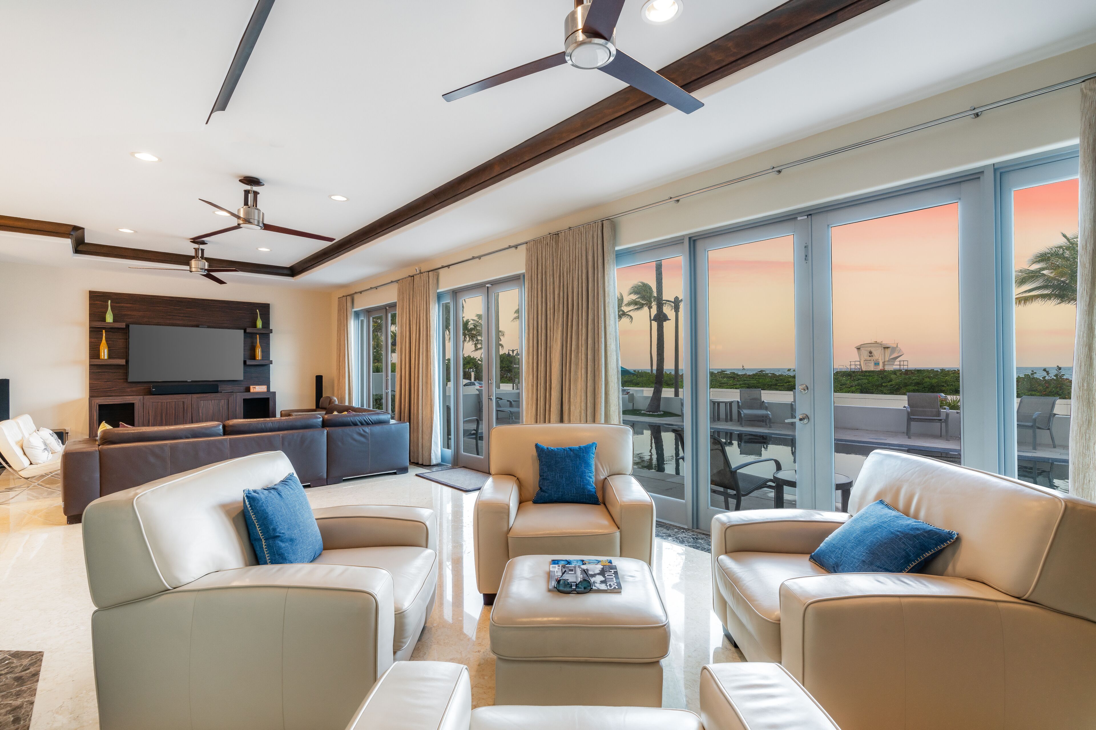 Smart TV, libri, impianto stereo, monitor per computer