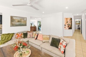 Smart TV - Wait-a-While: Family-Friendly Beach Retreat, Rainforest Views & Steps to Clifton Beach (Clifton Beach)