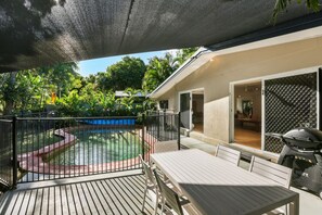 Outdoor dining - Wait-a-While: Family-Friendly Beach Retreat, Rainforest Views & Steps to Clifton Beach (Clifton Beach)