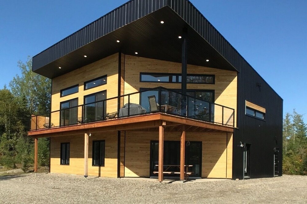 Chalet La Baie and the Beast on the shores of Lac-Long