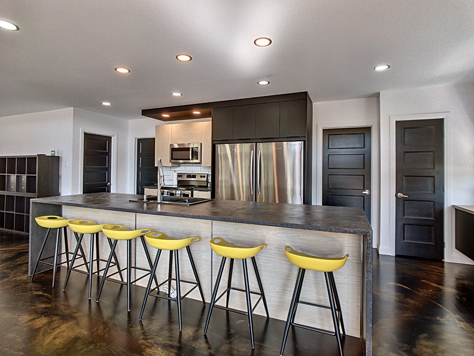 Chalet La Baie and the Beast on the shores of Lac-Long