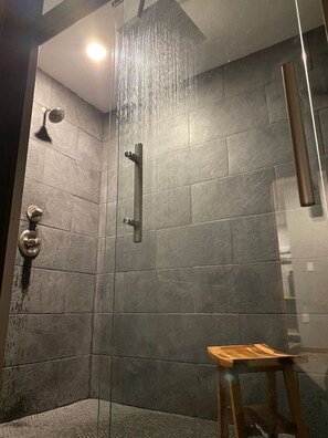 Combined shower/tub, rainfall showerhead, hair dryer, towels