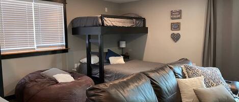 5 dormitoris, escriptori i planxa i posts de planxar