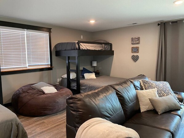 5 bedrooms, desk, iron/ironing board, travel cot