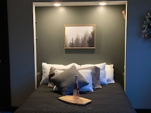 5 soverom, skrivebord, strykejern/-brett og reiseseng for barn