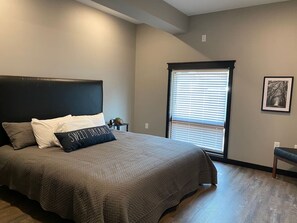 5 Schlafzimmer, Schreibtisch, Bügeleisen/Bügelbrett, Reisekinderbett