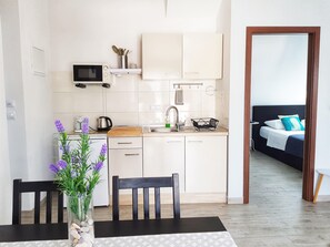 ثلاجة، ميكروويف، ماكينة لصنع القهوة/الشاي، غلّاية كهربائية