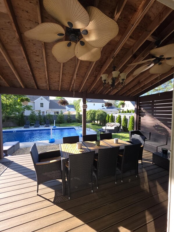 Outdoor dining - LARGE 5 BEDROOM HOME MINUTES FROM LBI (Stafford Township)