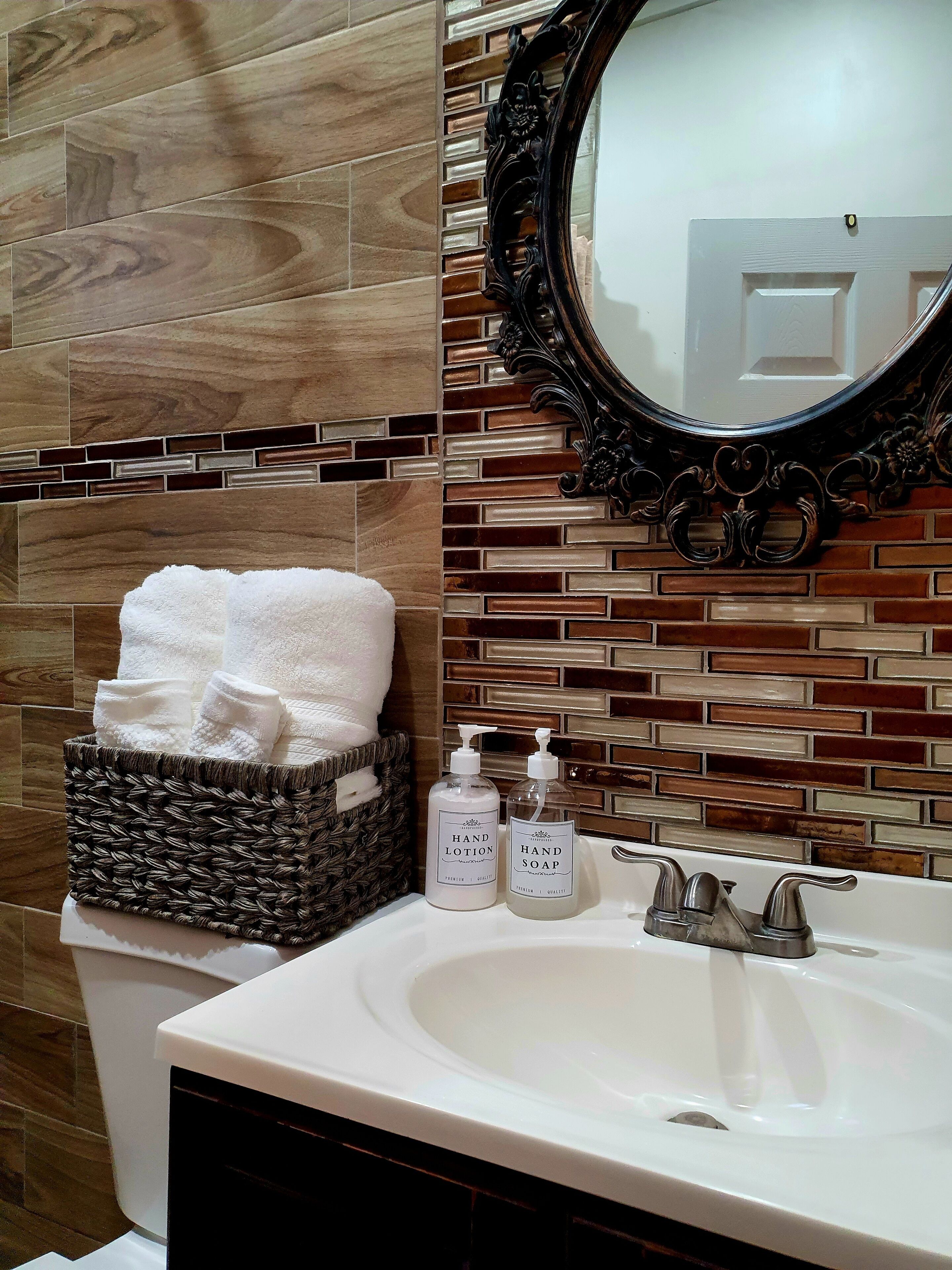 Dusj, hårføner, håndklær og såpe