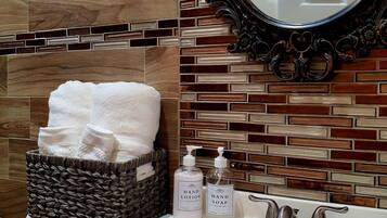 Dusj, hårføner, håndklær og såpe