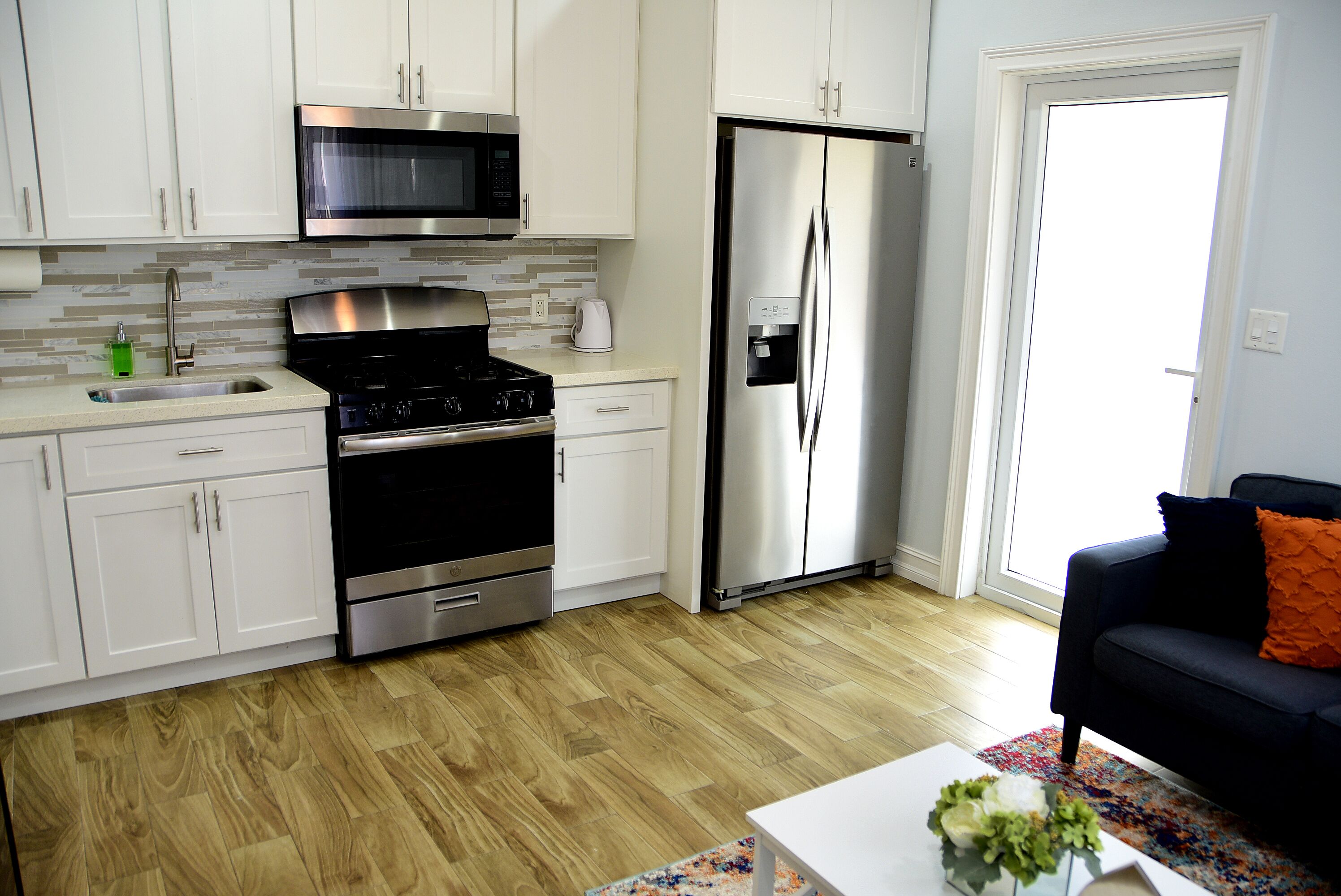 Réfrigérateur, micro-ondes, four, plaque de cuisson