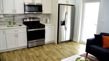 KĂŒhlschrank, Mikrowelle, Ofen, Herdplatte