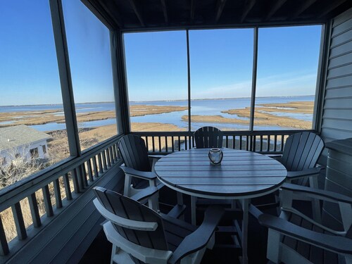 Amazing Bayfront views and Sunsets! Across the street from the beach!
