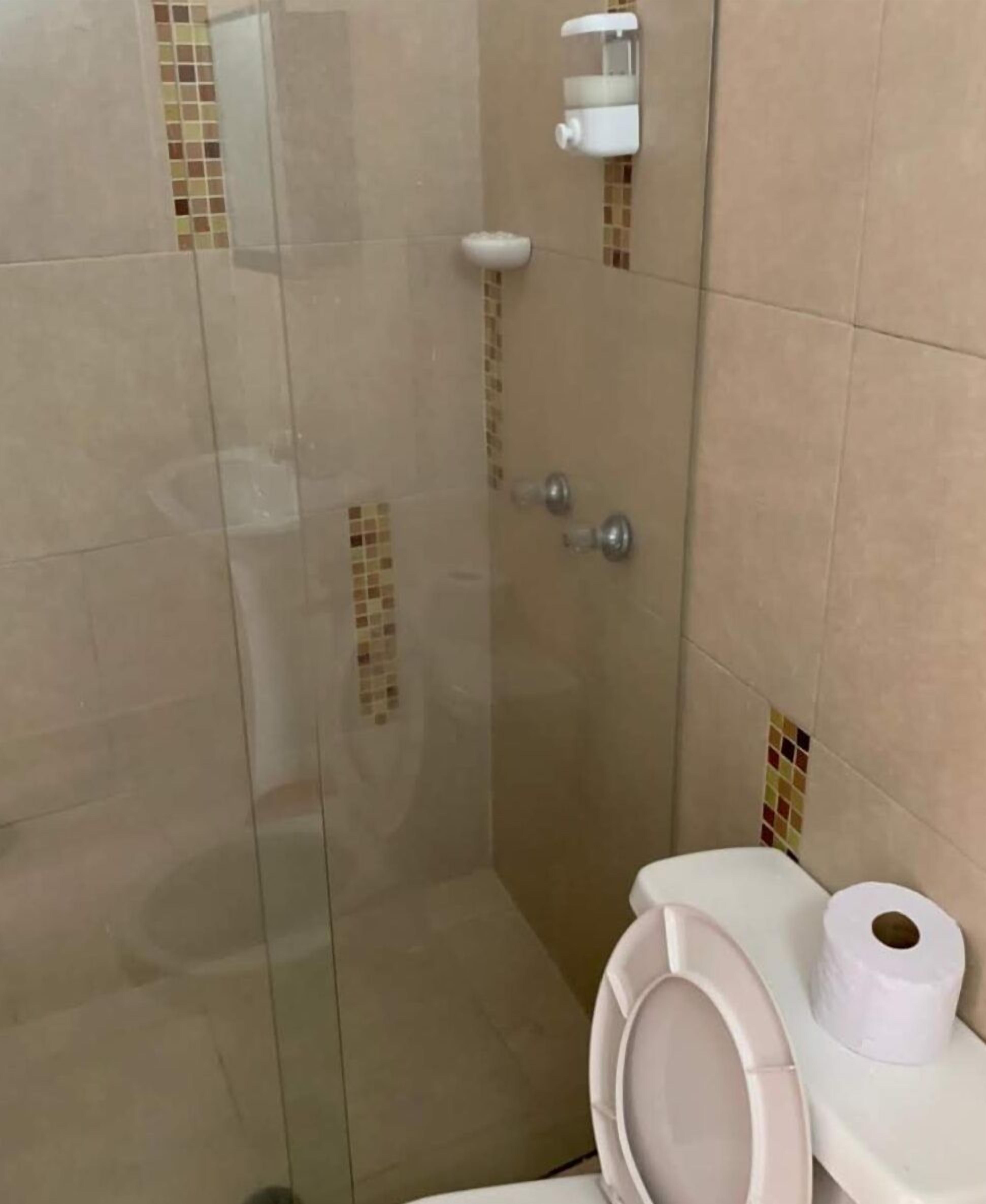 Douche, sèche-cheveux, serviettes fournies, savon
