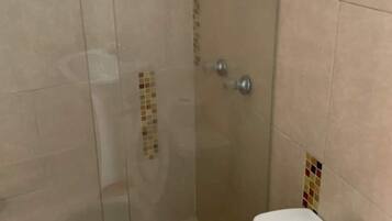 Douche, sĂšche-cheveux, serviettes fournies, savon