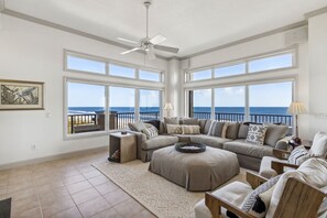 TV, caminetto, impianto stereo