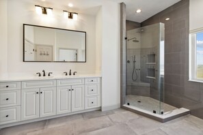 Bañera con ducha, secador de pelo, toallas