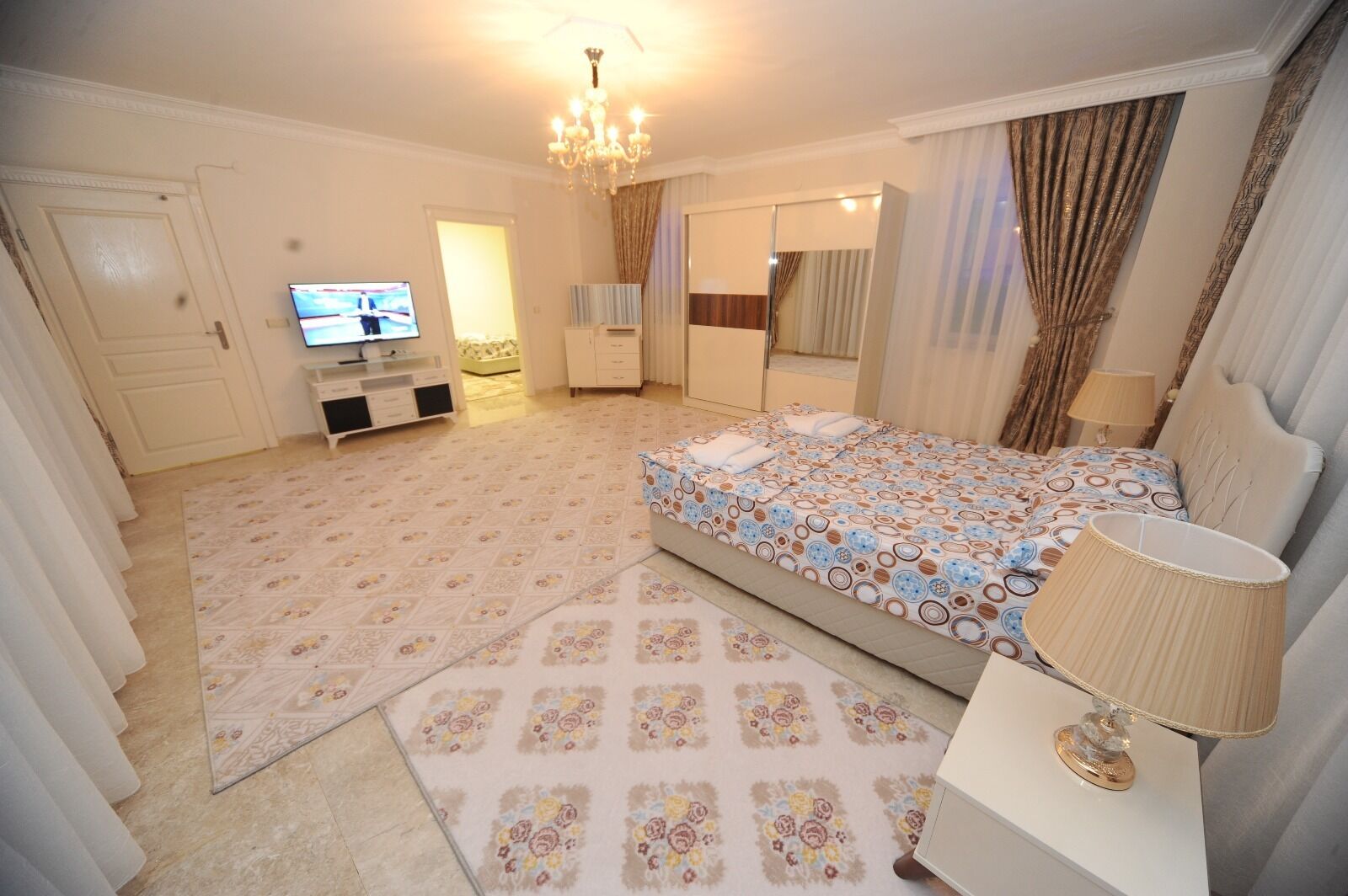 MUHTEŞEM DENİZ VE DOĞA MANZARALI  LÜX 5+2 VİLLA ÖZENLE DÖŞENMİŞTİR