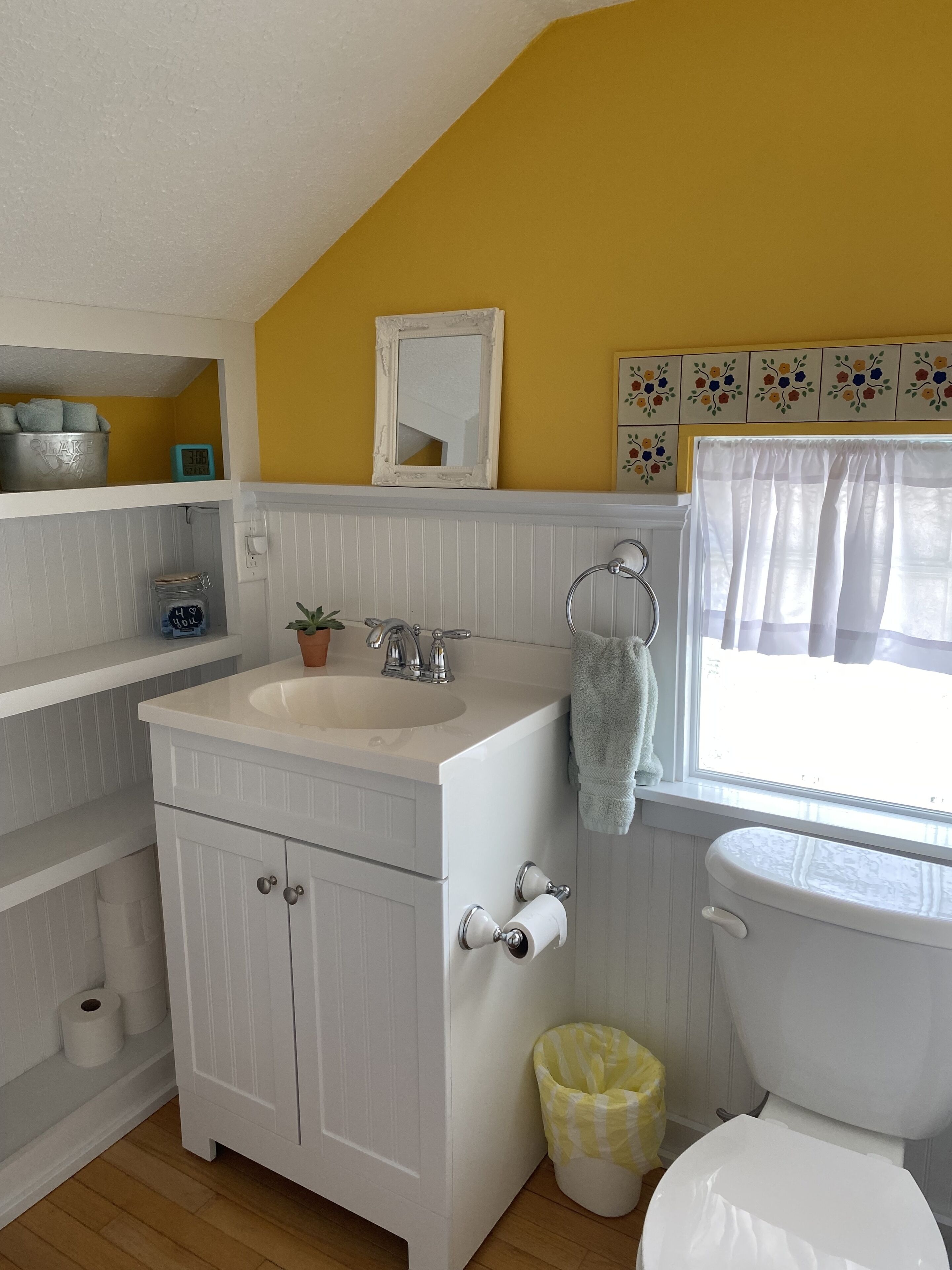 CoZzzy Family Cottage on Lake Erie with Crib & Bunks!