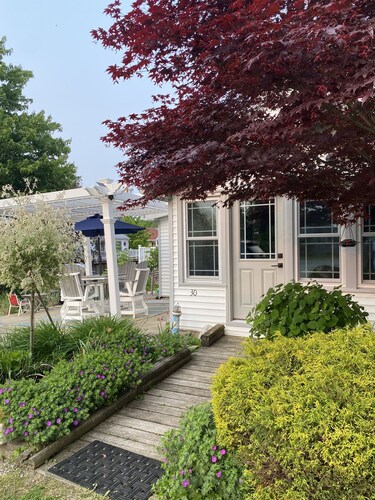 Coz~CoZzz Cottage on Lake Erie!