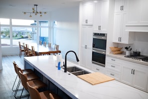 Jääkaappi, mikroaaltouuni, uuni, liesi