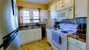 Geladeira, micro-ondas, fogão, cooktop