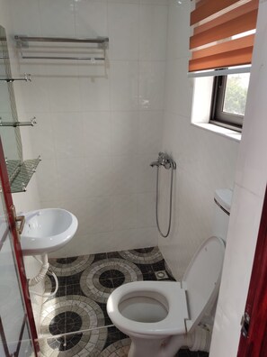 Comfort Studio, 1 Double Bed | Bathroom | Shower, rainfall showerhead, towels